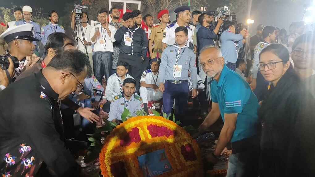 শহীদ মিনারে ফুল দিয়ে শ্রদ্ধা জানান খালেদ সাইফুল্লাহ ভিপি সোহেল